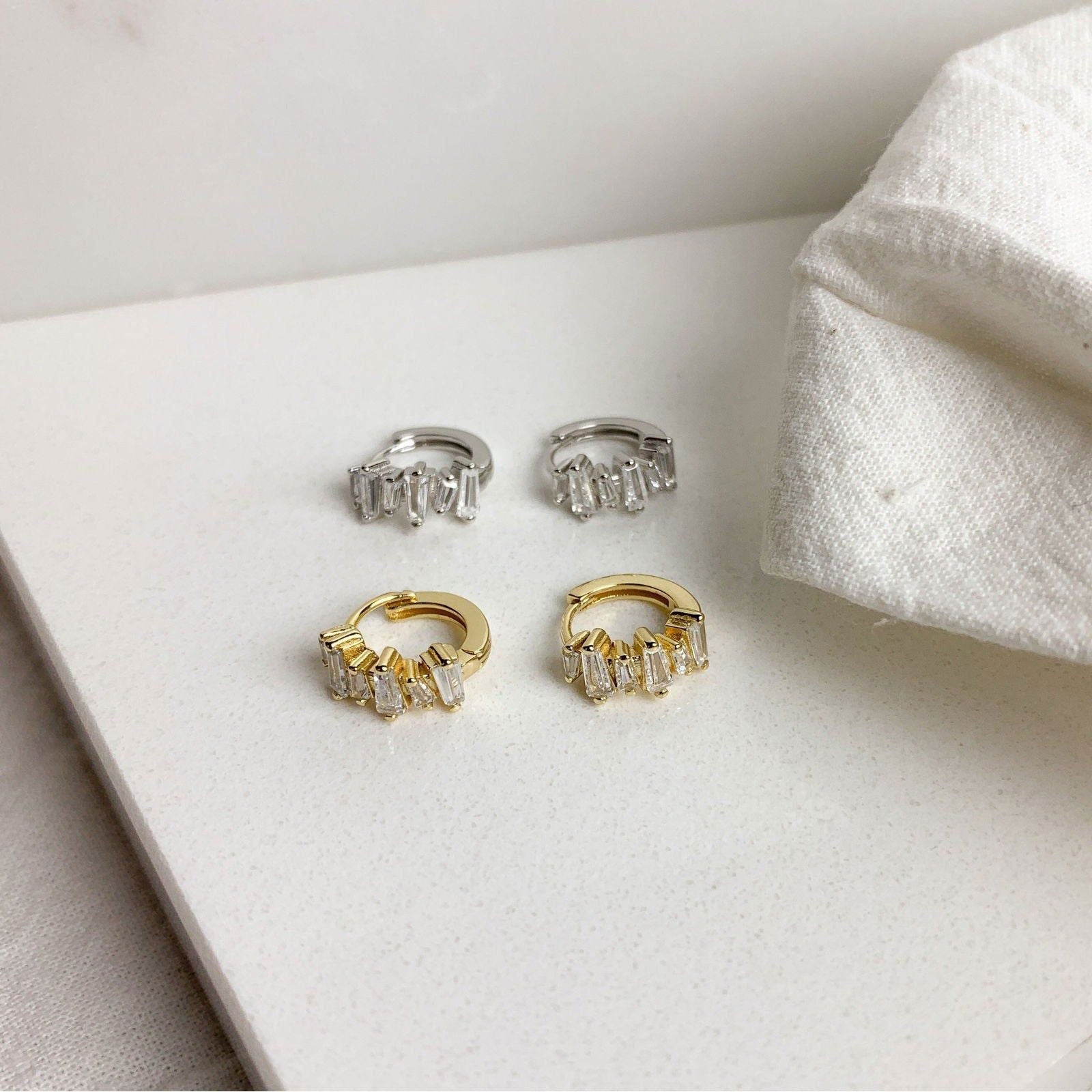 ELODIE HUGGIE HOOPS 1CM - Shopgalaxy.ch