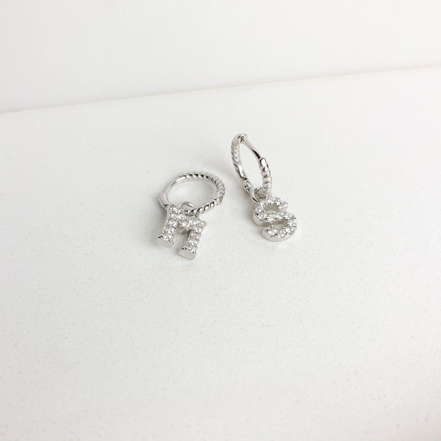 MEDIUM MALEA HOOPS with LETTER CHARMS - Shopgalaxy.ch